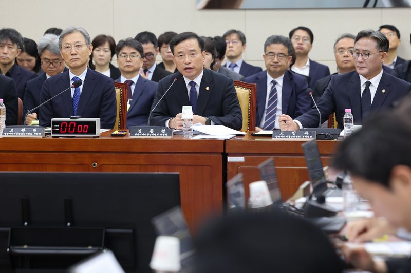 김종철 방송미디어통신위원장이 12일 서울 여의도 국회 과학기술정보방송통신위원회에서 열린 방송미디어통신위원회 등에 대한 국정감사에서 의원 질의에 답하고 있다./사진=뉴스1