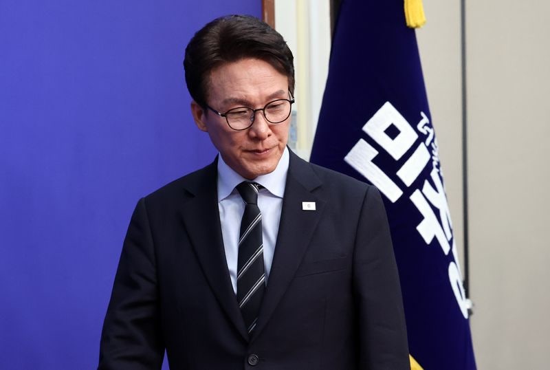 민주, <b>신천지</b> <b>집단</b> <b>당원</b> <b>가입</b> 정황 확인..."후속 대응 논의"