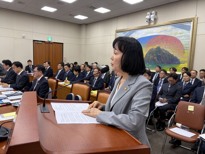 13일 국회 정무위원회 국정감사에서 조정훈 국민의힘 의원은 "기업에 대해서는 최대 매출액의 10%에 달하는 과징금 처벌과 피해보상을 요구하묜서 공공기관의 개인정보 유출은 유야무야 넘어가니 기업들이 억울해 한다"며 "