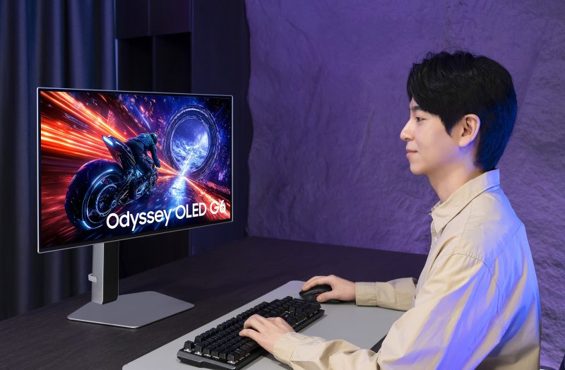 삼성전자 모델이 세계 최초 500Hz 초고주사율이 적용된 OLED 게이밍 모니터 '오디세이 OLED G6'를 체험하고 있다. 기사 내용과 연관 없음. 삼성전자 제공