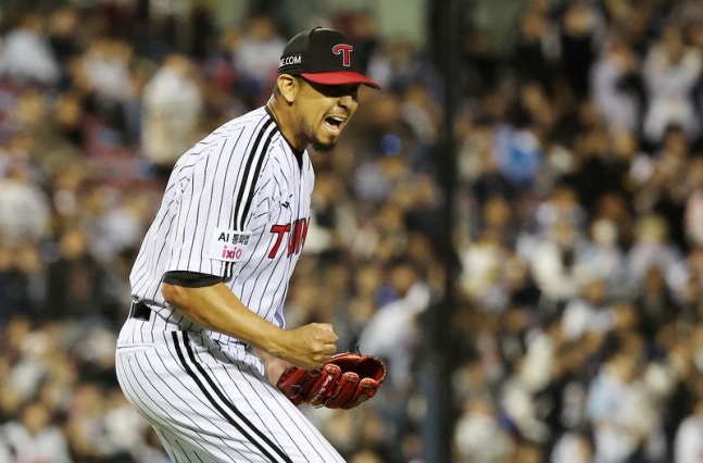 14일 오후 서울 송파구 잠실야구장에서 열린 프로야구 '2026 신한 SOL KBO 와일드카드 결정전 1차전' 두산 베어스와 LG 트윈스의 경기, LG 선발 카라스코가 6회초 2사 1루 상황에서 두산 안재석을 외야 플라이로 잡아내며 이닝을 실점 없이 마친 뒤 포효하고 있다. 뉴스1
