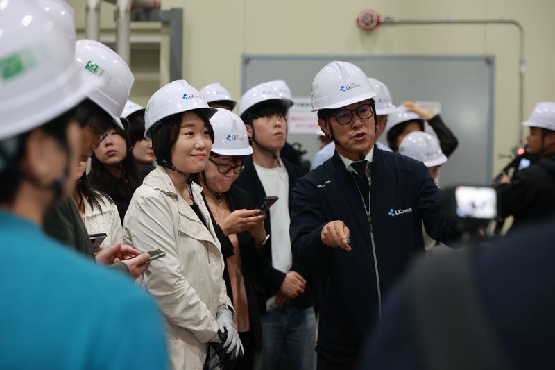 15일 충청남도 천안시 엘케이켐을 방문한 이소영 중소벤처기업부 장관이 반도체 공정 현장을 둘러보고 있다. 중기부 제공