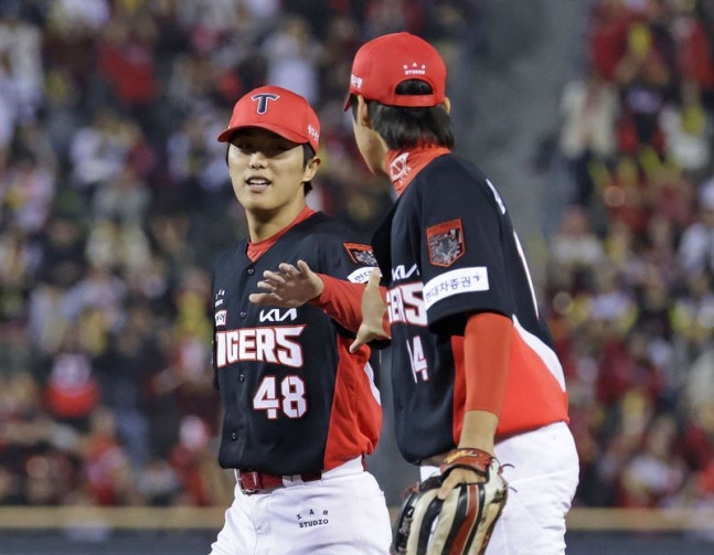 20일 서울 잠실야구장에서 열린 KBO 프로야구 포스트시즌 준플레이오프 3차전 KIA 타이거즈와 LG 트윈스의 경기. 7회말 2사 만루 상황에서 KIA 투수 이의리가 이닝을 무실점으로 마친 뒤 기뻐하고 있다. 연합뉴스
