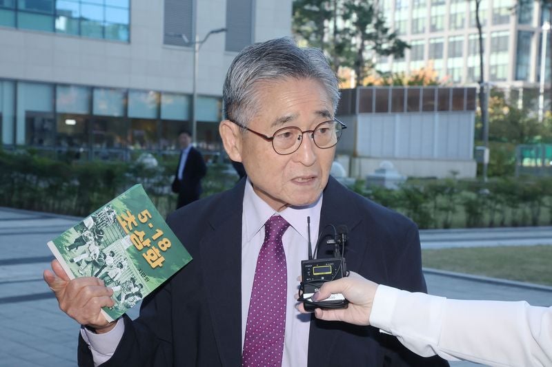 '5·18 북한군 개입설 유포' 보수논객 지만원 구속…"증거인멸·도주 우...