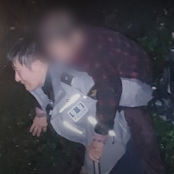 비 내리는 밤 무등산서 길 잃은 치매 할머니, 경찰관 둘이 번갈아 업고 하산 [고마워요, 공복]