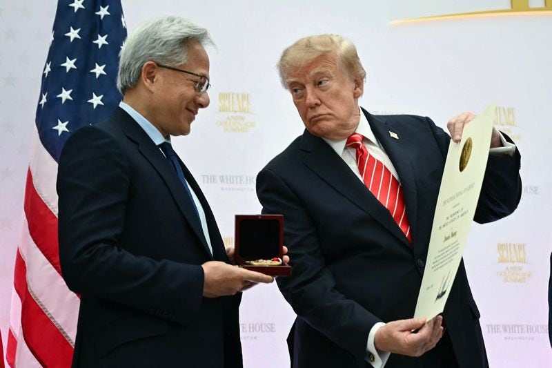 엔비디아 <b>젠슨 황</b>, 中 <b>스파이</b>와 접촉 <b>의혹</b>...美 대응 없어