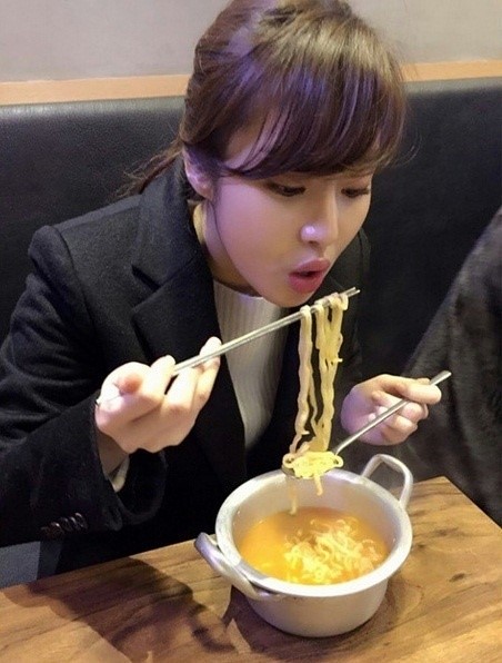 <b>강소라</b>, 제대로 <b>라면 먹방</b> 인증 “한 그릇 뚝딱”