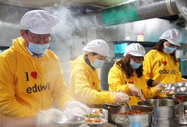 에듀윌 직원들이 영등포 광야교회의 홈리스센터에서 배식 봉사활동을 하고 있다. 에듀윌 제공