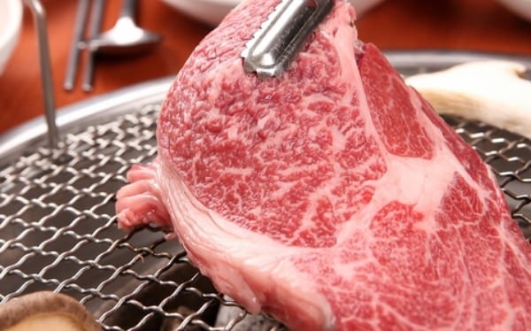 "기존 한우보다 월등히 맛있는...초프리미엄 한우 AI로 키운다" - 뉴스 썸네일 이미지