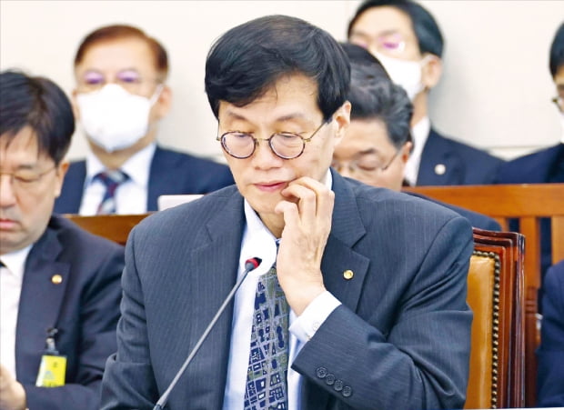 한은 현 금리 긴축적 수준…이달 동결 시사