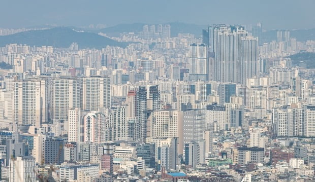 10명 중 6명은 집값 더 내린다…반등은 2025년 이후