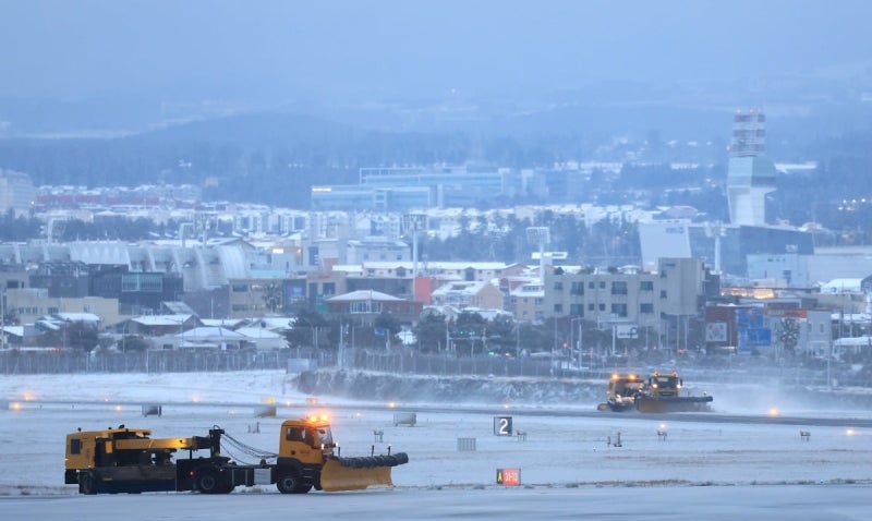 <b>제주공항</b> 제설작업으로 항공기 운항 '<b>올스톱</b>'…"오후 1시까지"