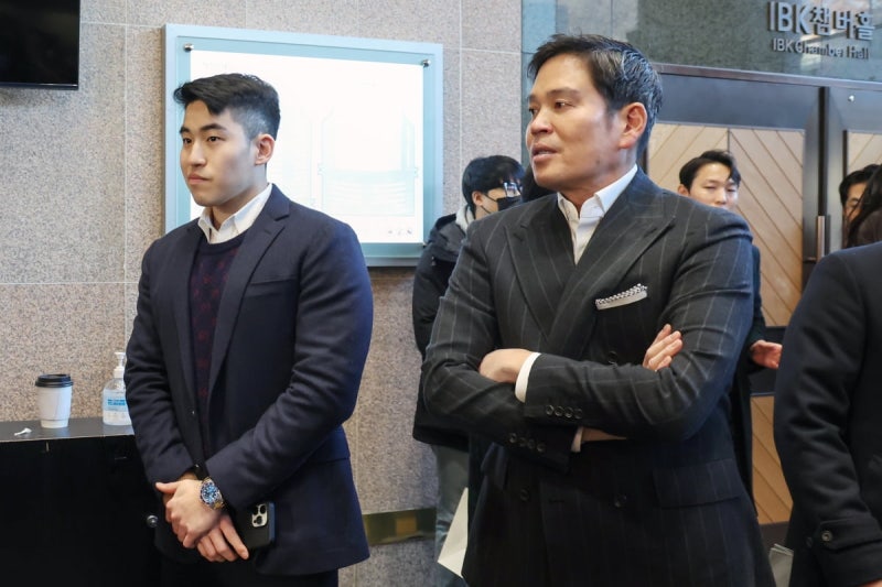 <b>정용진</b>, 아내 한지희 독주회 참석…장남과 '특급 외조'