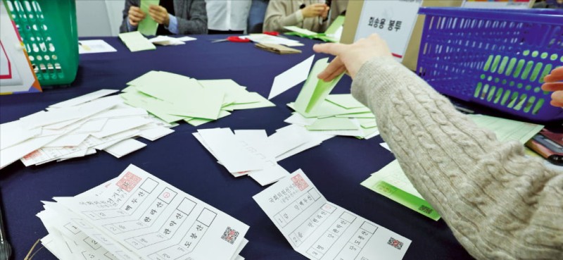 [단독] 공무원 외엔 손 못댄다…내년 총선부터 모두 手개표 확인