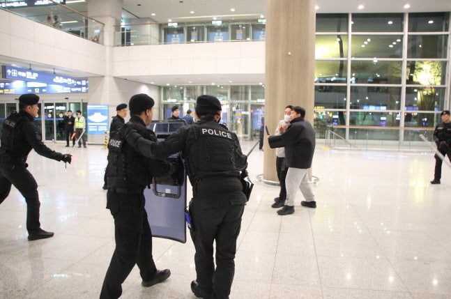[포토]<b>인천</b>공항경찰단, <b>새해</b> 첫 대테러 훈련