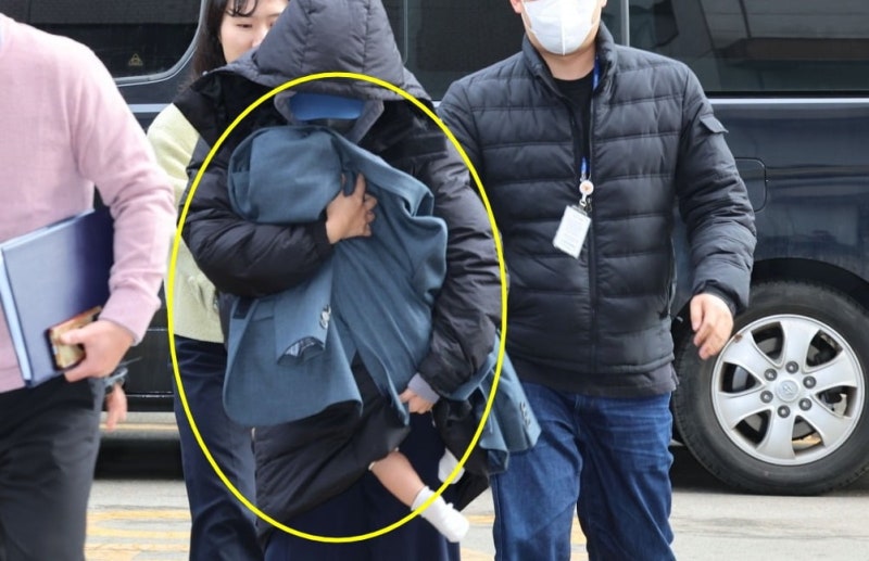 '아기 안고 법원 출석' <b>이선균</b> 협박범, <b>아동학대</b> 고발 당했다