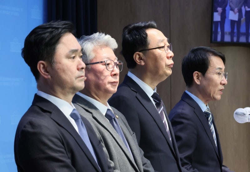 "<b>이재명</b> 답 없으면 내일 <b>탈당</b>"…하루 남은 李의 결단