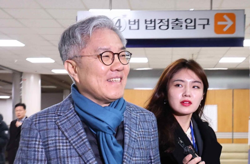 [속보] 최강욱, '<b>기자 명예훼손</b>' <b>유죄</b>…2심서 뒤집혔다