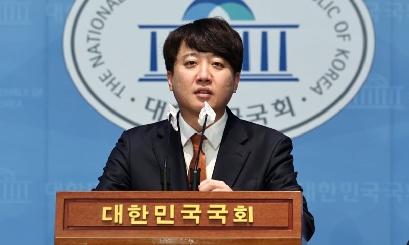 이준석 "65세 이상 노인 지하철 무임 승차 없애겠다"