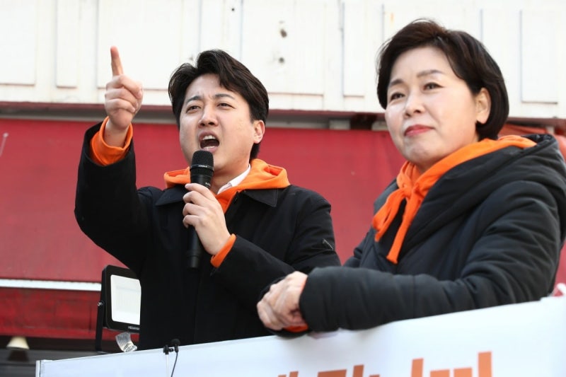 '주황색 커플티' 입은 <b>이준석</b>·<b>양향자</b>…첫 공중 대중행보