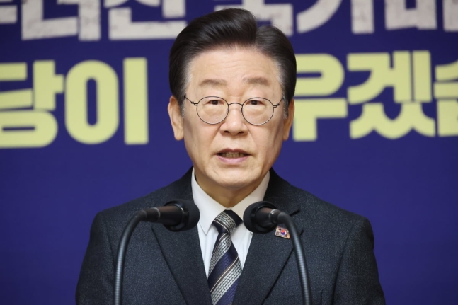 이재명, 신년 기자회견서 尹정권 독단·무능으로 경제 추락