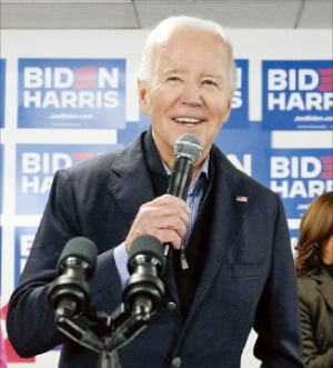 민주 첫 <b>경선</b> <b>압승</b>한 바이든…"<b>트럼프</b>, 4년전보다 더 극단적"