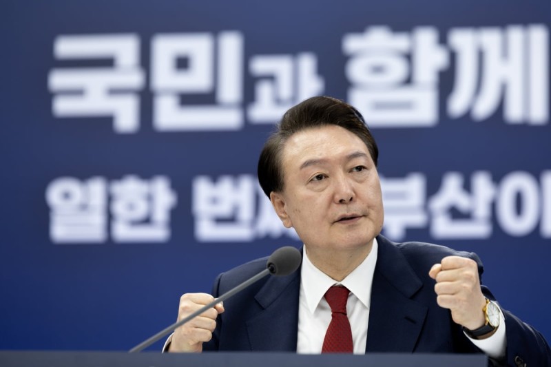 尹 <b>지지율</b> 4%p 올라 33%…국민의힘 37% vs 민주 31% [갤럽]
