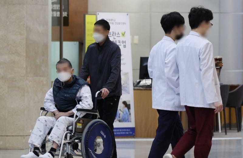 '빅5' <b>전공의</b> 오늘 <b>집단</b> 사직…내일부터 <b>병원</b> 떠나는 의사들