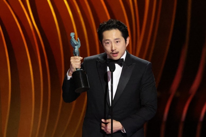 美<b>배우조합상 남우주연상</b>은 <b>스티븐</b> 연…故 이선균 추모 영상 등장