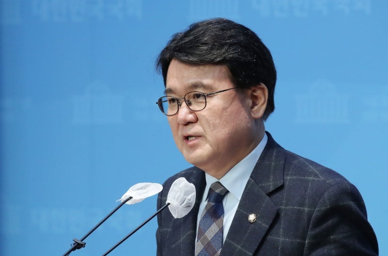 <b>황운하</b> 총선 <b>불출마</b> 선언…"법원 결정 큰 충격"