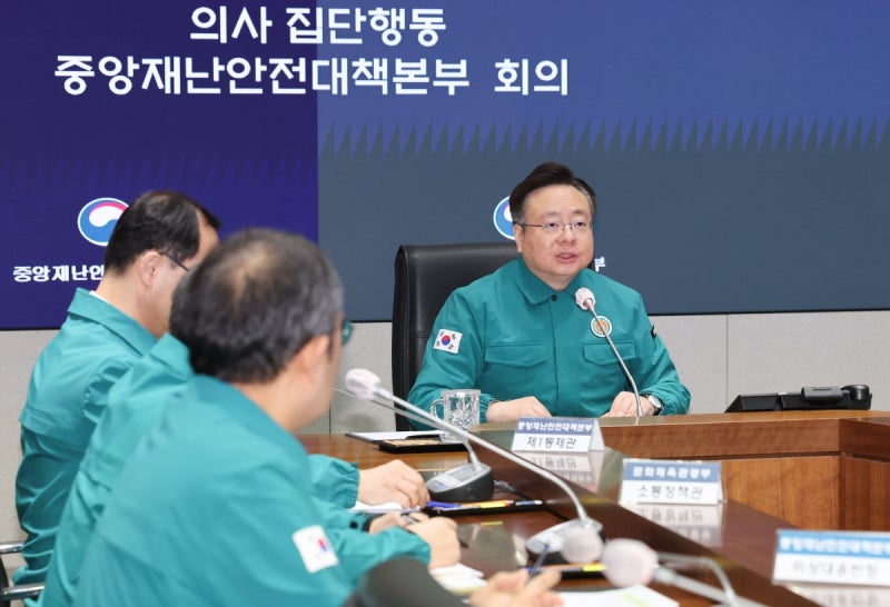 [단독] <b>서울대 의대</b> 교수 "2000명 증원 비과학적"…복지장관 "재조사 없다"