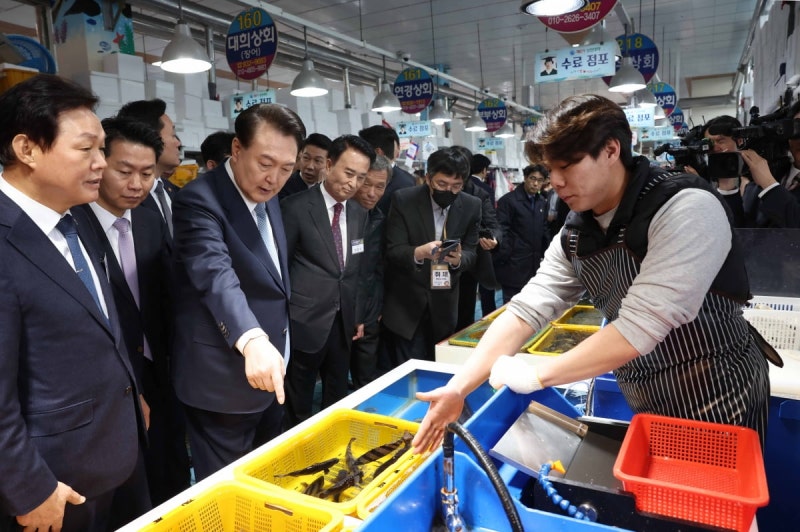 [포토] <b>삼천포용궁수산시장</b> 방문한 윤 <b>대통령</b>