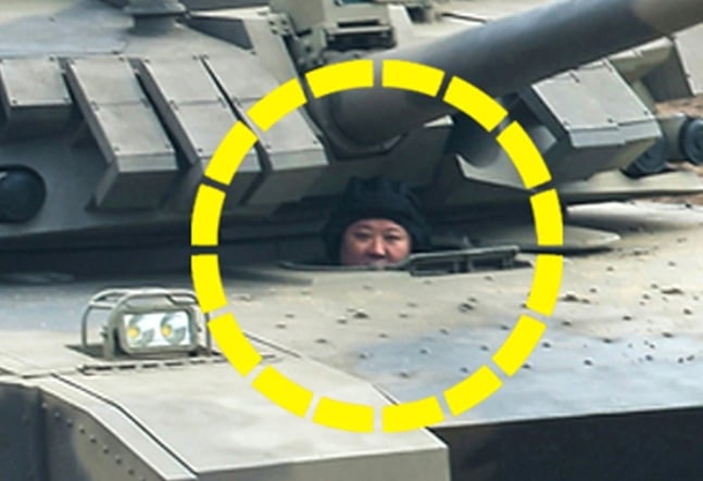 <b>김정은</b>, <b>신형탱크</b>서 얼굴 '빼꼼'…"우리 땅크, 세계서 제일"