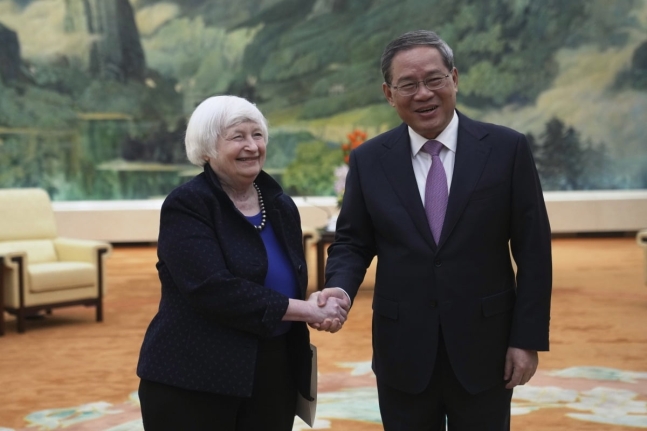 중국을 방문한 재닛 옐런 미국 재무장관(왼쪽).