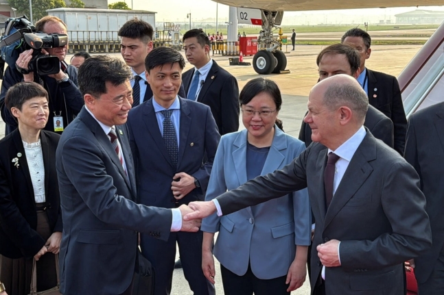 중국을 방문 중인 올라프 숄츠 독일 총리(맨 앞줄 오른쪽 첫 번째).