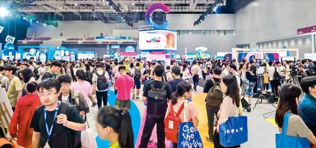 중국 바이두가 지난 16일 중국 선전에서 개최한 'AI 개발자 대회'에 개발자 7000여 명이 모여 인산인해를 이뤘다. 이날 '어니봇'을 적용한 휴머노이드 로봇 '워커S'가 처음으로 공개됐다.  선전=신정은 기자