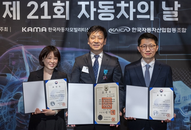 (좌측부터) 김민영 수석디자이너, 박동재 신차 프로젝트 기술 담당 디렉터, 최석찬 재무지원 담당 디렉터 단체 사진. 사진제공=르노코리아