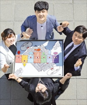 한부열 작가(위)가 가족이 함께 완성한 작품을 둘러싸고 미소 짓고 있다.  임대철 기자
