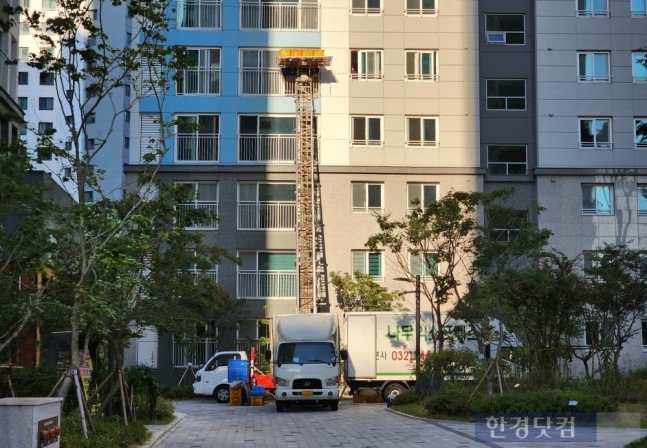 인천 서구 당하동 한 아파트에서 이사 차량이 짐을 나르고 있다. 사진=오세성 한경닷컴 기자