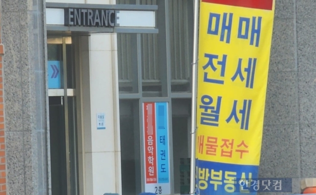 검단신도시 한 부동산 중개업소에 매물 현수막이 걸려 있다. 사진=오세성 한경닷컴 기자