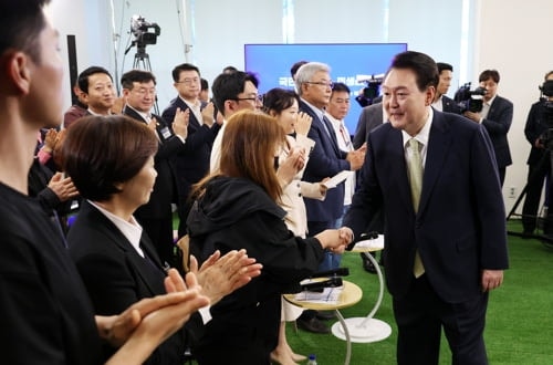 尹 "<b>노동약자</b>보호법 <b>제정</b>할 것"…미조직 근로자 보호 강조