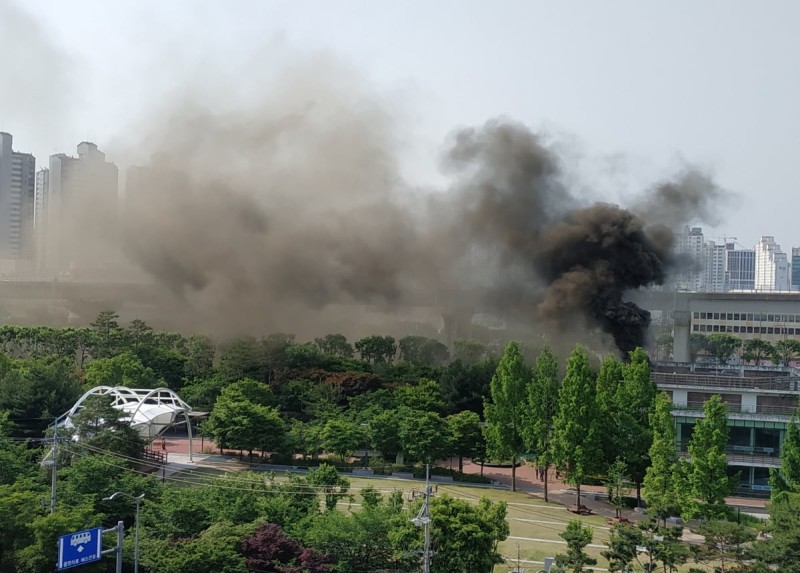 서울 동대문<b>환경</b>개발공사 <b>화재</b>…용두역 4번 출구 임시폐쇄