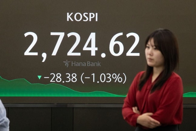 A dealing room billboard at the Hana Bank Headquarters in Jung-gu, Seoul on the 17th. Photo=news1