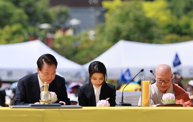 President Yoon Suk-yeol and Mrs. Kim Geon-hee are paying tribute at the 'Huam Temple Relic Return Commemoration Cultural Festival and offering ceremony for the Three Dharma-kaya Buddhas' held at Huam Temple site in Yangju, Gyeonggi-do on the 19th. Photo=Yonhap News