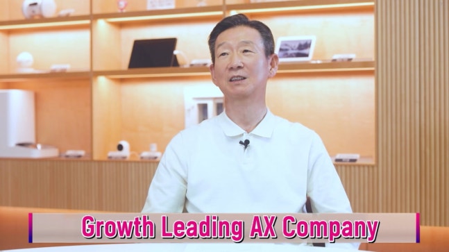 Hwang Hyun-sik, CEO of LG Uplus, explaining the new brand slogan at LG Uplus' 1st quarter online performance sharing meeting on the 17th. Provided by LG Uplus
