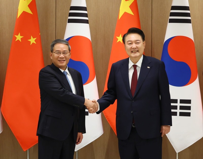 윤 <b>대통령</b> "한중 협력 강화해야" 리창 "좋은 이웃 되고 싶다"