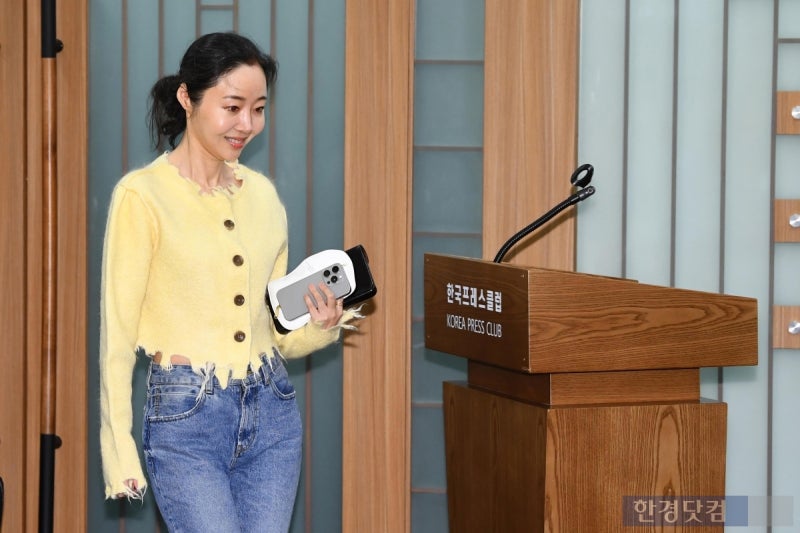 [포토] <b>기자회견</b> 입장하는 <b>민희진 대표</b>