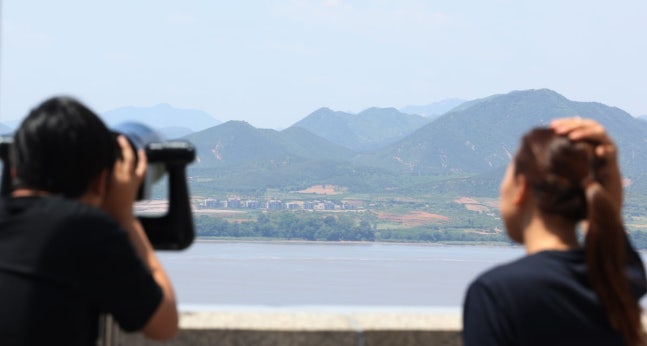 Citizens are looking at the area of North Korea's Gaepung-gun from Odusan Observatory in Paju, Gyeonggi Province on the 2nd. Photo=News1