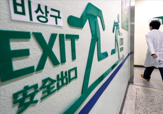 의정 갈등이 계속되는 가운데 4일 대구의 한 대학병원에서 의사가 이동하고 있다. 정부는 이날 사직서 수리로 전공의들에게 퇴로를 열어주는 출구전략을 발표했다.  연합뉴스