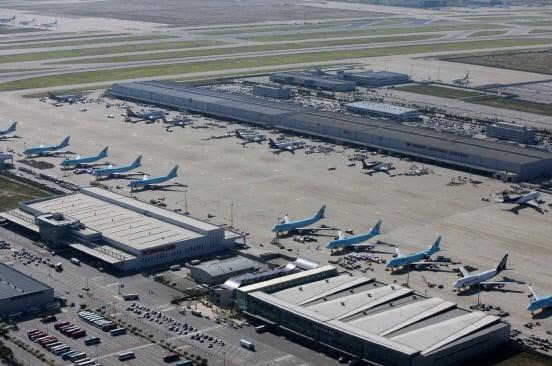 회항하던 <b>화물기</b> 타이어 '펑'…<b>인천공항</b> 여객기 운항 차질